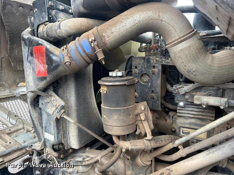 image for item EG0353 1998 International 2574  winch truck