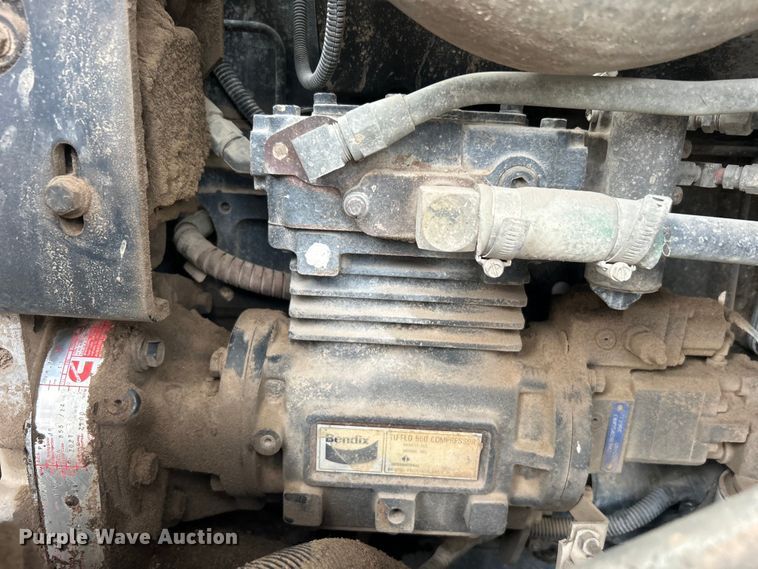 image for item EG0353 1998 International 2574  winch truck