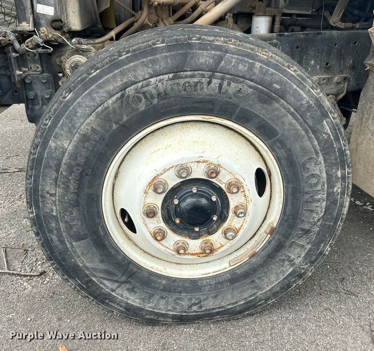 image for item EG0353 1998 International 2574  winch truck