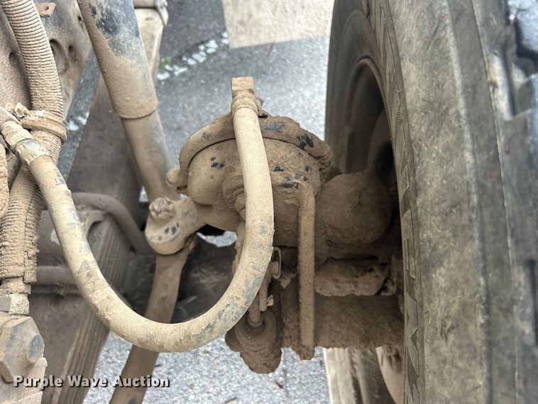 image for item EG0353 1998 International 2574  winch truck