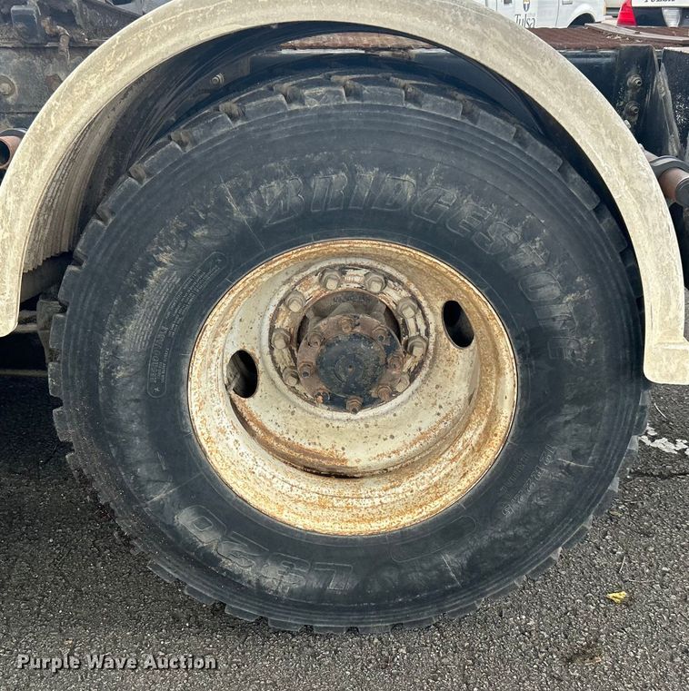 image for item EG0353 1998 International 2574  winch truck