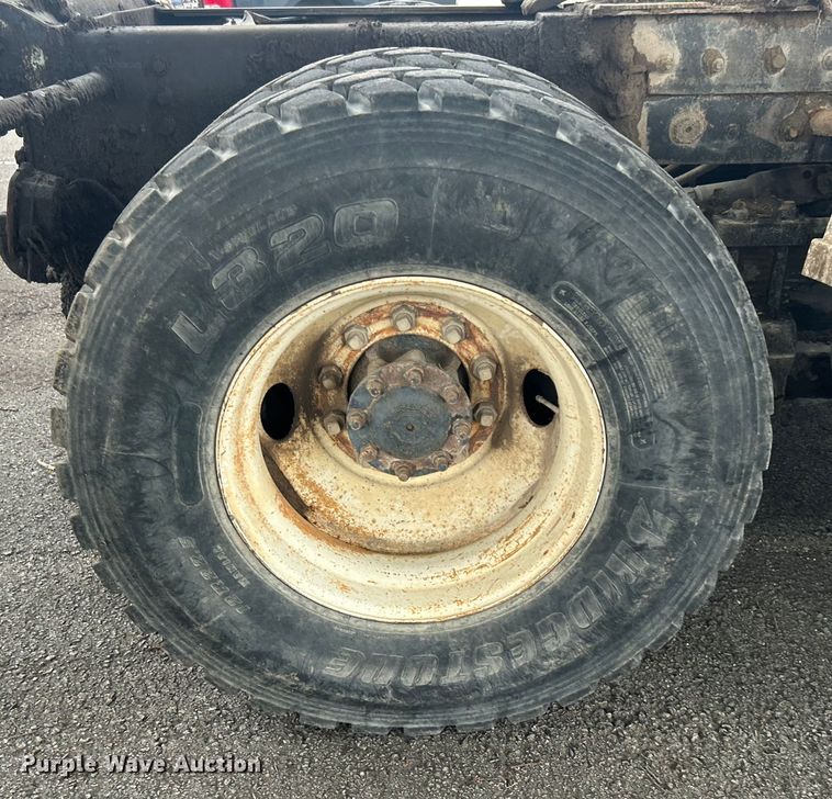 image for item EG0353 1998 International 2574  winch truck