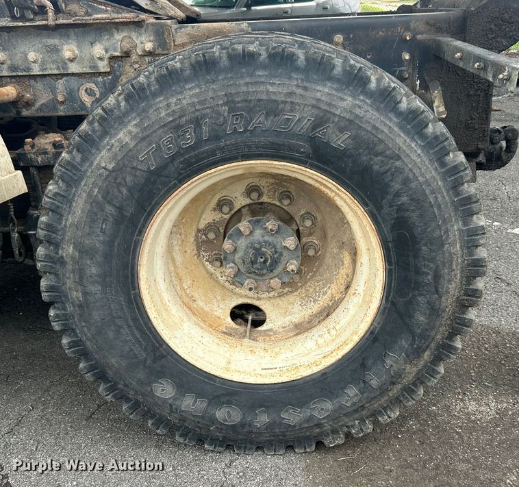 image for item EG0353 1998 International 2574  winch truck