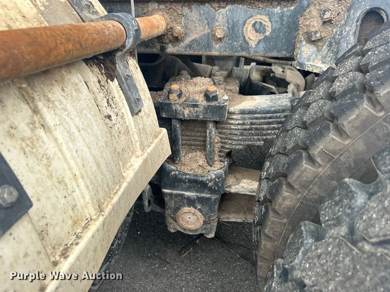 image for item EG0353 1998 International 2574  winch truck