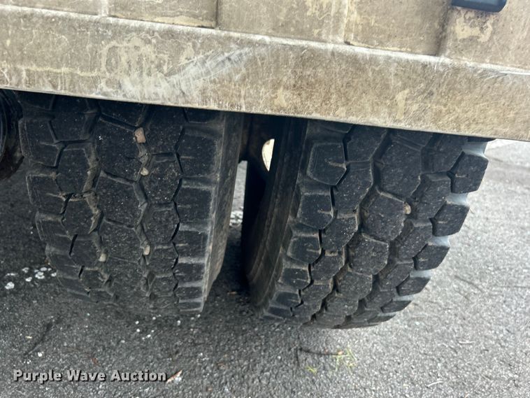 image for item EG0353 1998 International 2574  winch truck