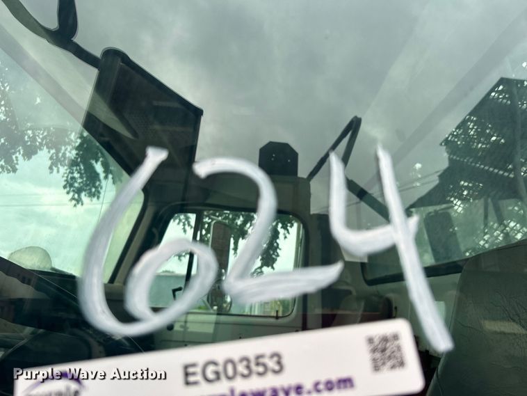 image for item EG0353 1998 International 2574  winch truck