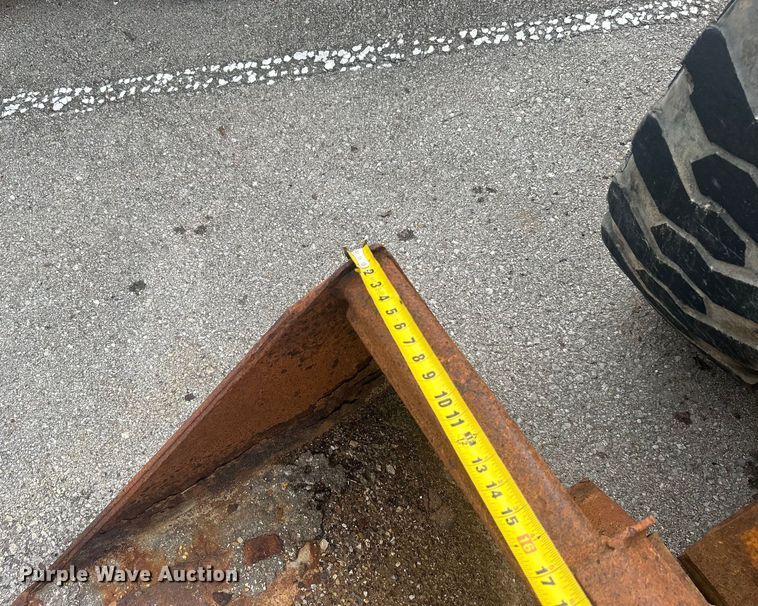 image for item EG0358 John Deere 332  skid steer loader