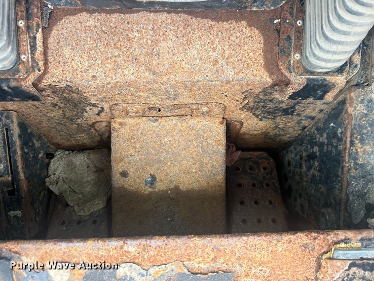 image for item EG0358 John Deere 332  skid steer loader