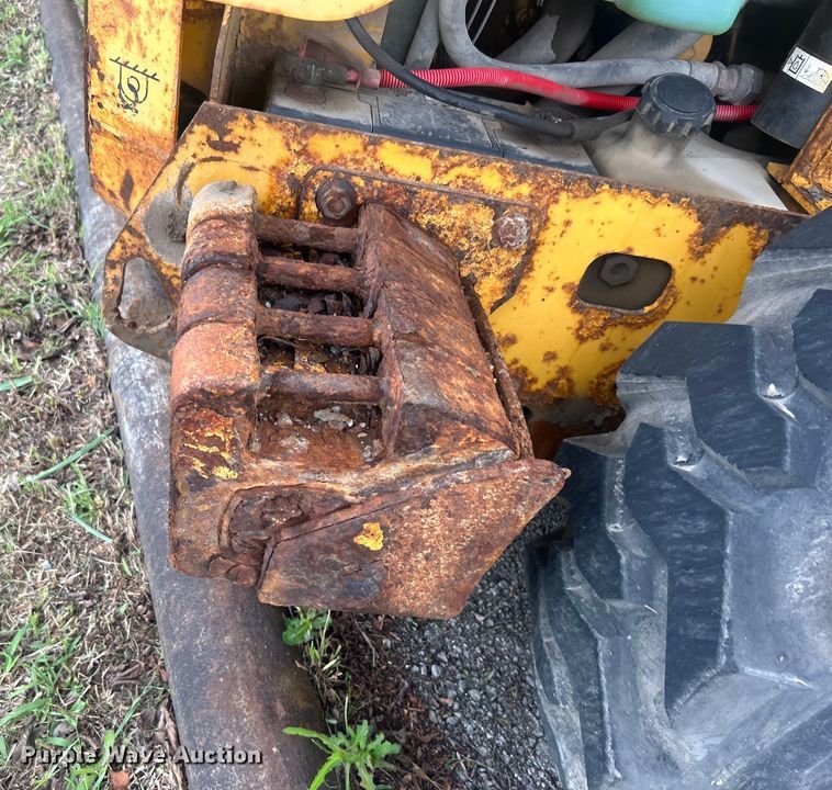 image for item EG0358 John Deere 332  skid steer loader