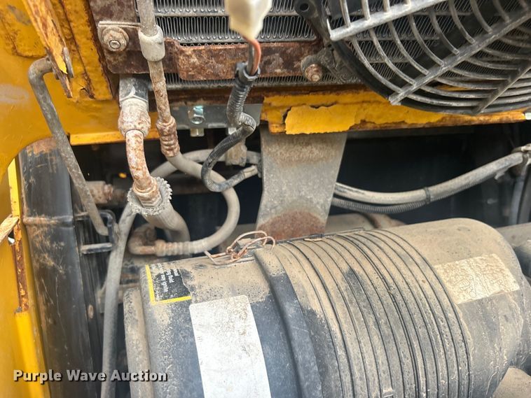 image for item EG0358 John Deere 332  skid steer loader