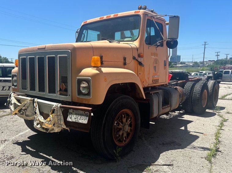 image for item EG0390 1992 International 2574  winch truck