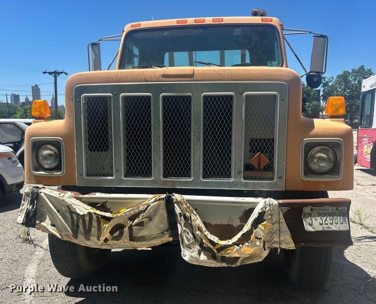 image for item EG0390 1992 International 2574  winch truck