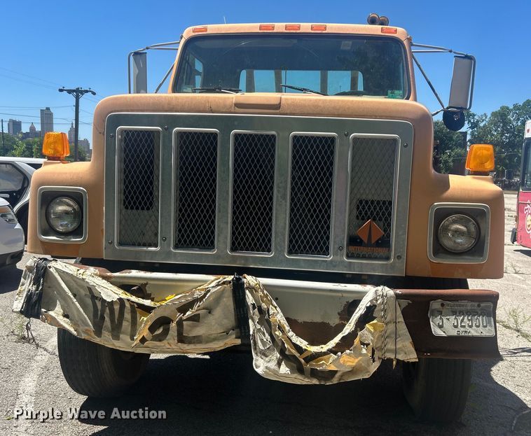 image for item EG0390 1992 International 2574  winch truck