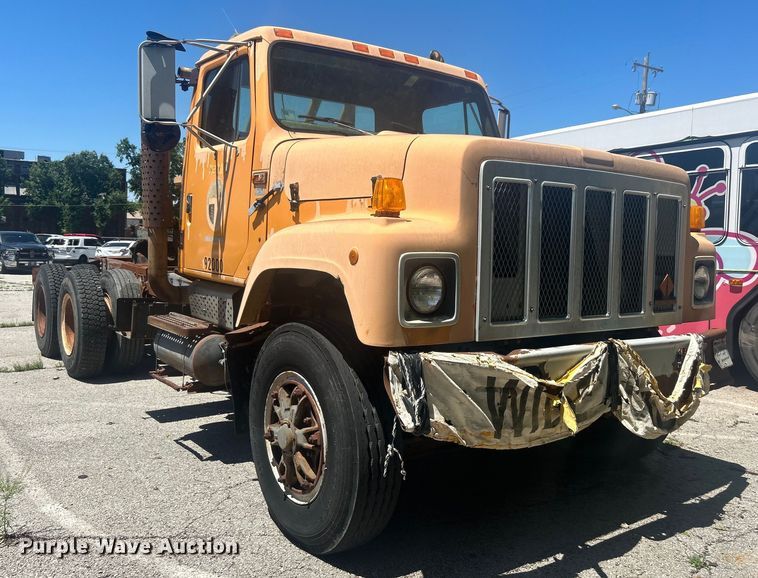 image for item EG0390 1992 International 2574  winch truck