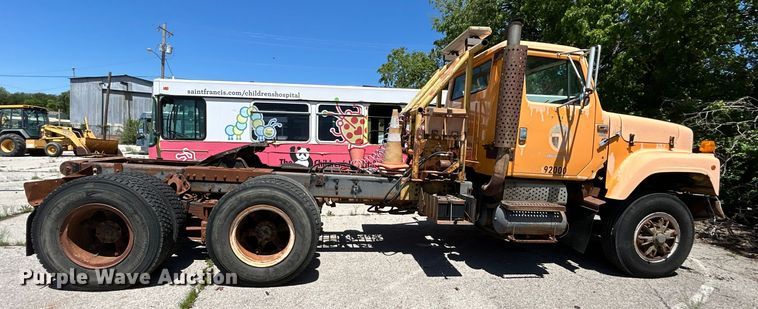 image for item EG0390 1992 International 2574  winch truck