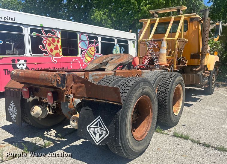 image for item EG0390 1992 International 2574  winch truck