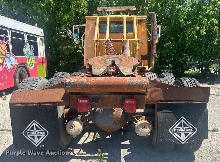 image for item EG0390 1992 International 2574  winch truck