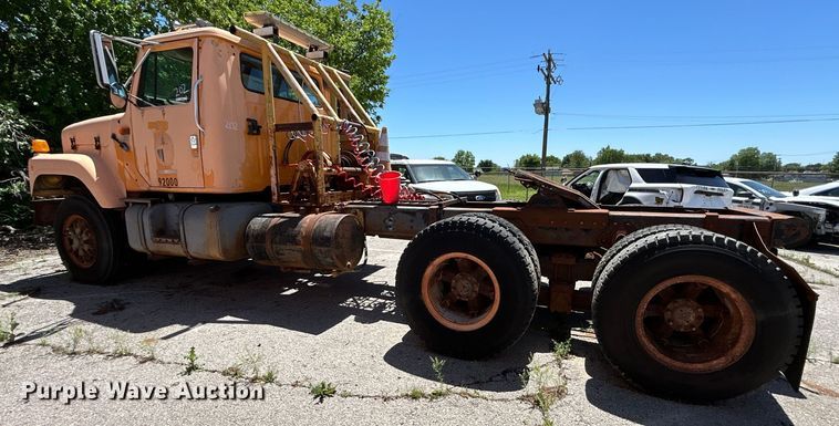 image for item EG0390 1992 International 2574  winch truck