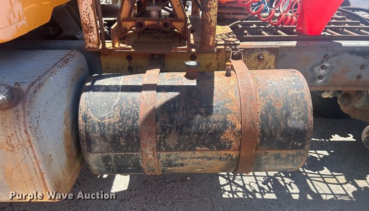 image for item EG0390 1992 International 2574  winch truck