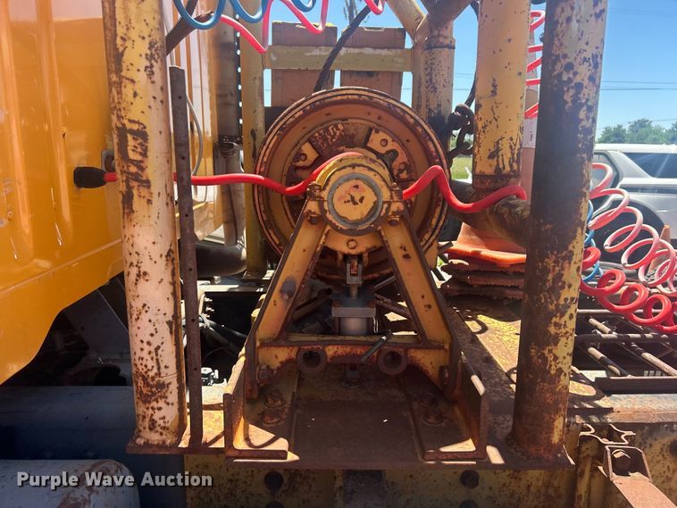 image for item EG0390 1992 International 2574  winch truck