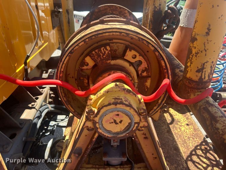 image for item EG0390 1992 International 2574  winch truck