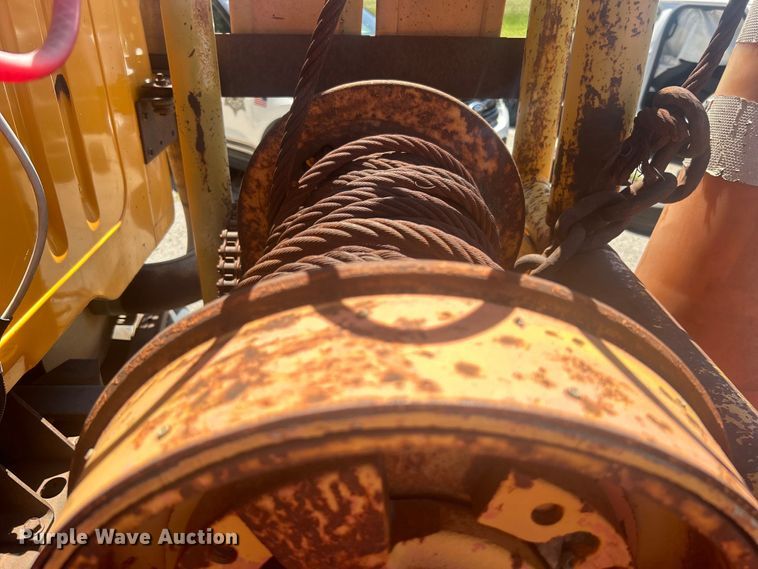 image for item EG0390 1992 International 2574  winch truck