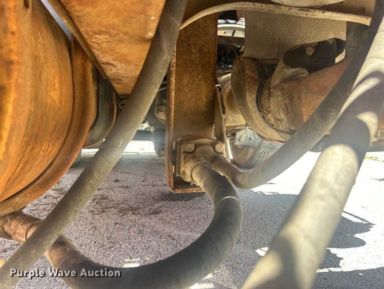 image for item EG0390 1992 International 2574  winch truck