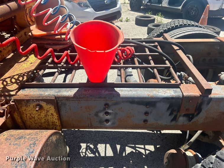 image for item EG0390 1992 International 2574  winch truck