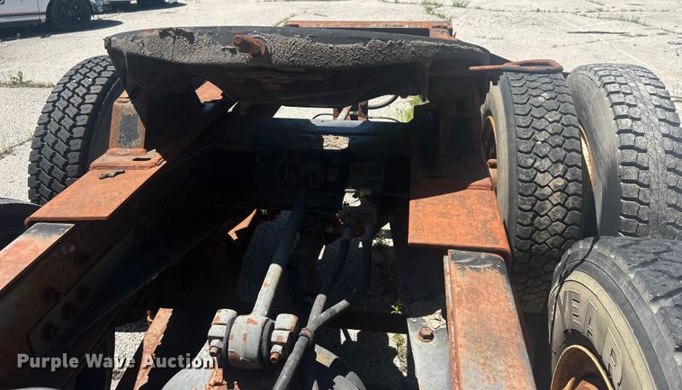 image for item EG0390 1992 International 2574  winch truck