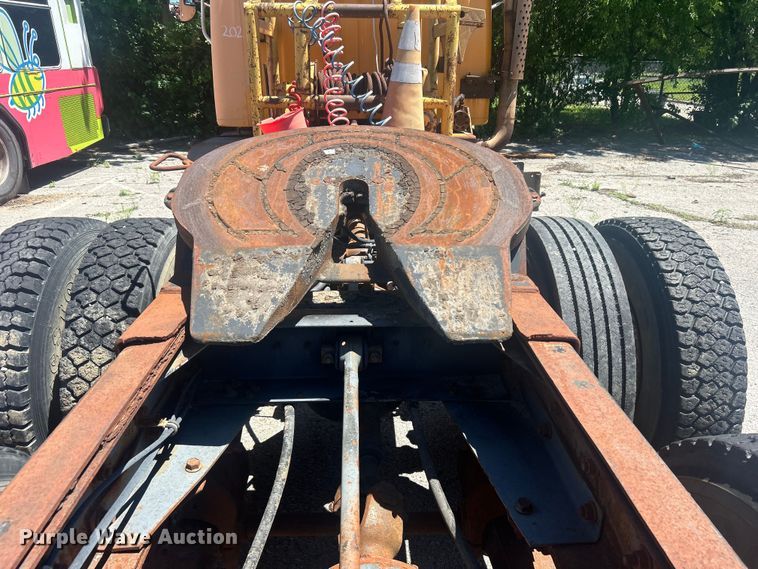 image for item EG0390 1992 International 2574  winch truck