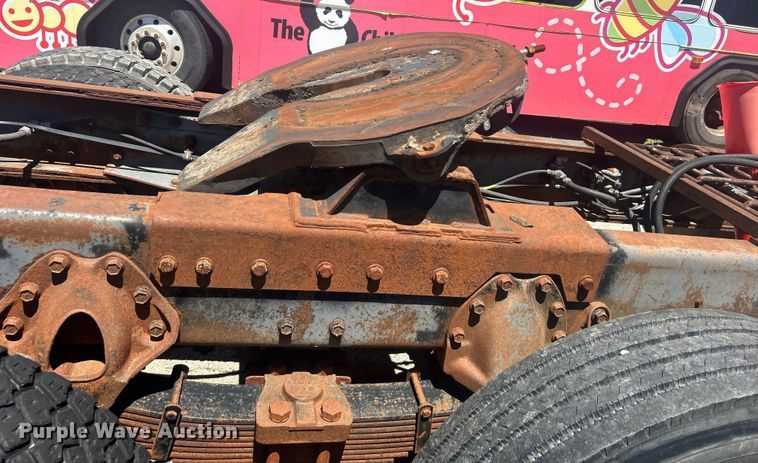 image for item EG0390 1992 International 2574  winch truck