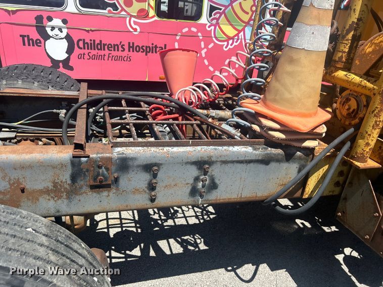 image for item EG0390 1992 International 2574  winch truck