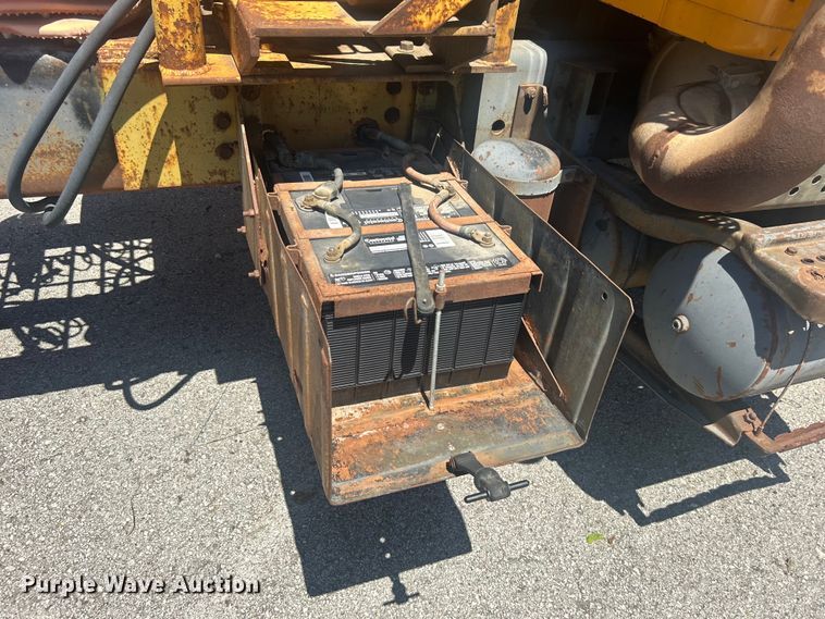 image for item EG0390 1992 International 2574  winch truck