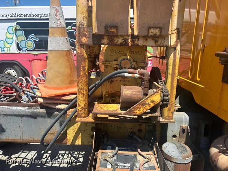 image for item EG0390 1992 International 2574  winch truck