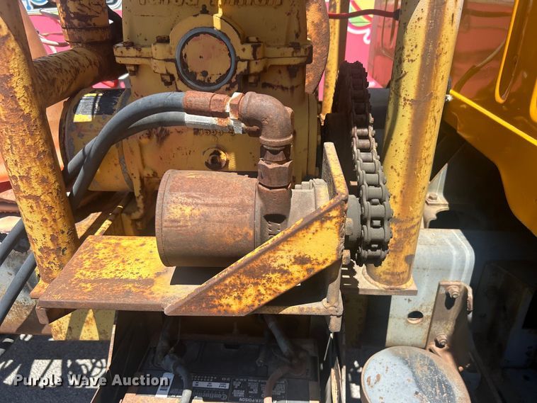 image for item EG0390 1992 International 2574  winch truck