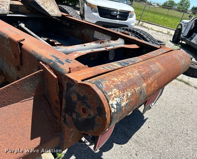 image for item EG0390 1992 International 2574  winch truck