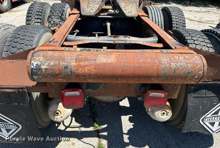 image for item EG0390 1992 International 2574  winch truck