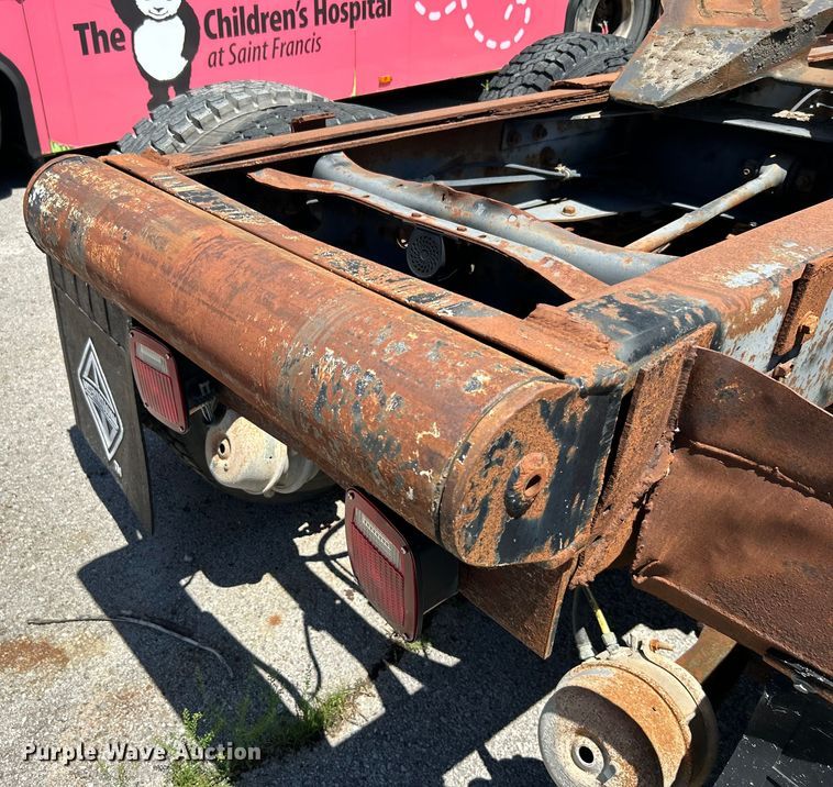 image for item EG0390 1992 International 2574  winch truck