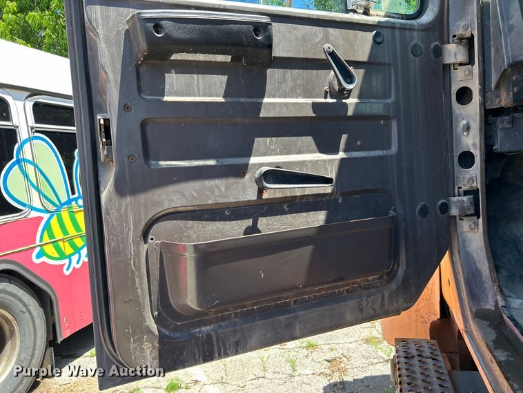 image for item EG0390 1992 International 2574  winch truck