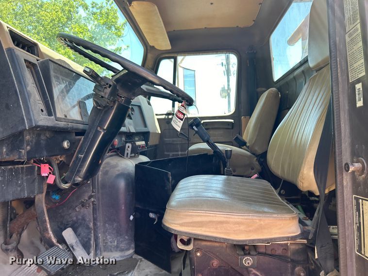 image for item EG0390 1992 International 2574  winch truck