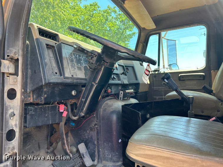 image for item EG0390 1992 International 2574  winch truck