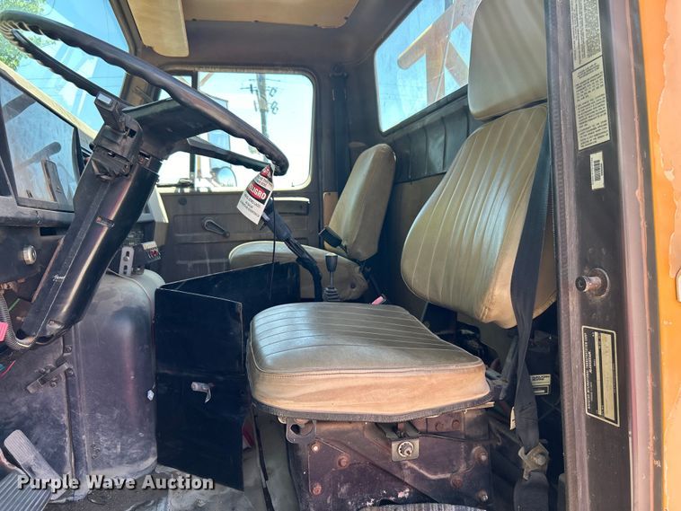 image for item EG0390 1992 International 2574  winch truck