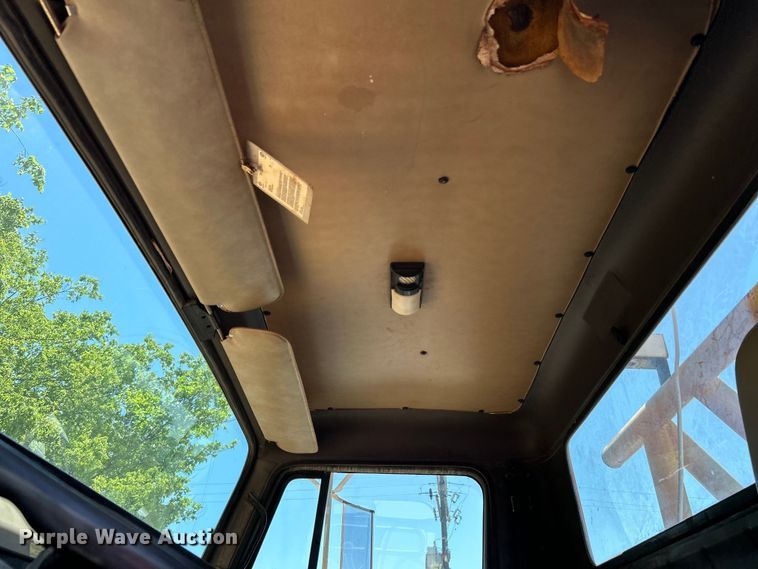 image for item EG0390 1992 International 2574  winch truck