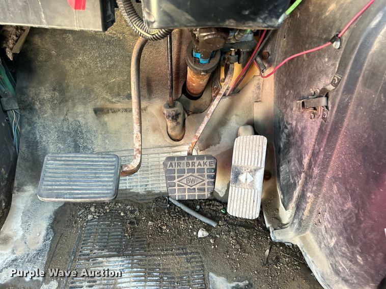 image for item EG0390 1992 International 2574  winch truck