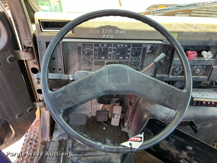 image for item EG0390 1992 International 2574  winch truck