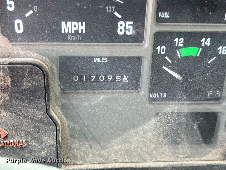 image for item EG0390 1992 International 2574  winch truck