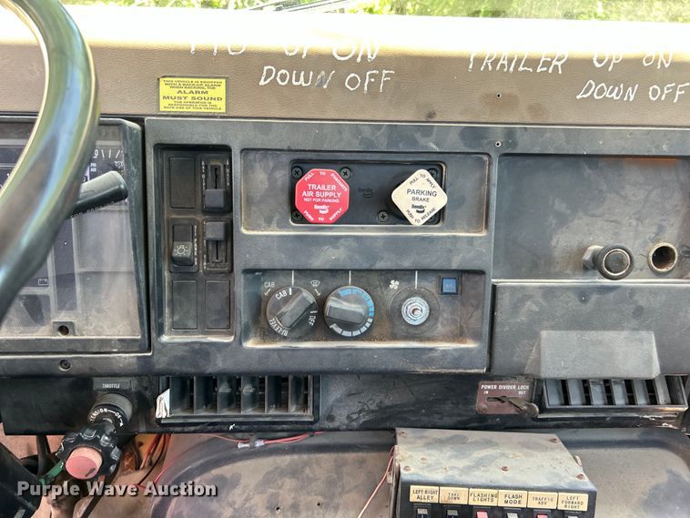 image for item EG0390 1992 International 2574  winch truck