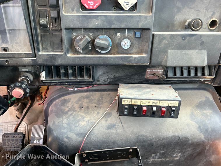 image for item EG0390 1992 International 2574  winch truck