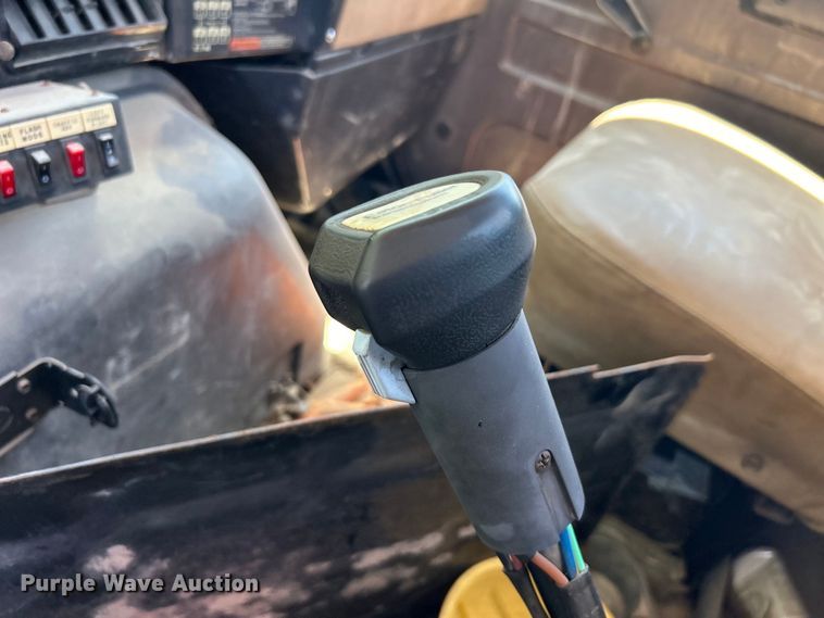 image for item EG0390 1992 International 2574  winch truck