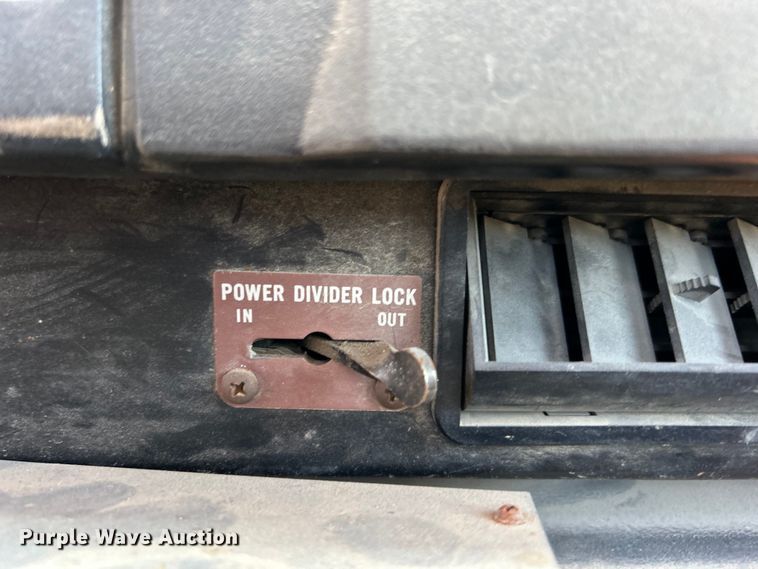 image for item EG0390 1992 International 2574  winch truck